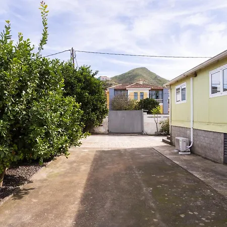 Con Jardin Y Barbacoa En El Centro De *