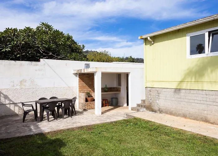 Con Jardin Y Barbacoa En El Centro De Chalet *