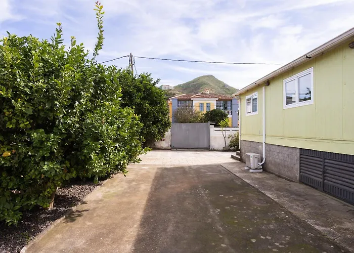 Con Jardin Y Barbacoa En El Centro De *