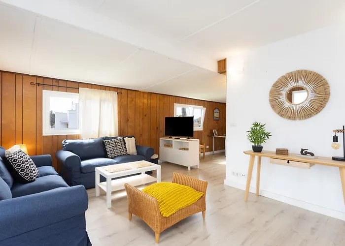 Chalet Con Jardin Y Barbacoa En El Centro De *