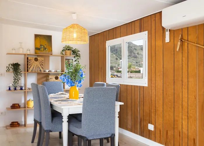 Con Jardin Y Barbacoa En El Centro De *