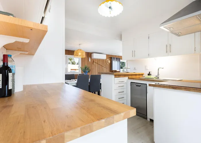 Chalet Con Jardin Y Barbacoa En El Centro De