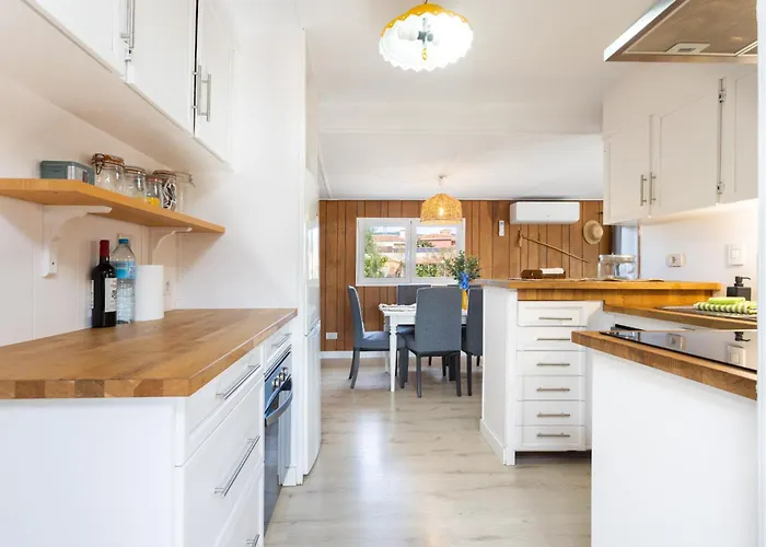 Con Jardin Y Barbacoa En El Centro De *