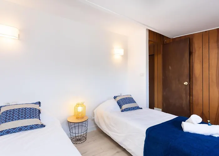 Con Jardin Y Barbacoa En El Centro De *