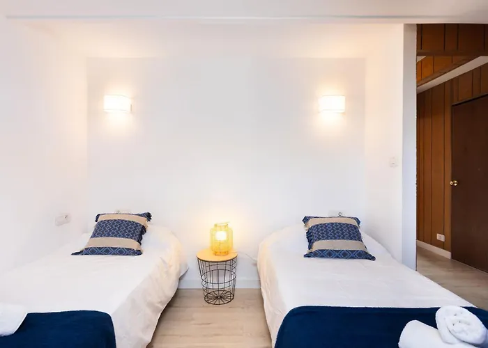 Chalet Con Jardin Y Barbacoa En El Centro De *