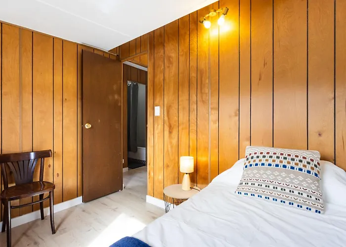 Con Jardin Y Barbacoa En El Centro De *