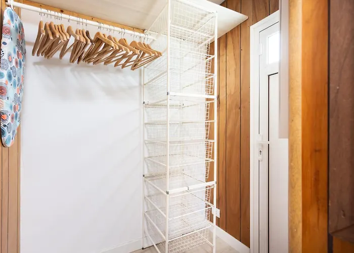 Con Jardin Y Barbacoa En El Centro De *