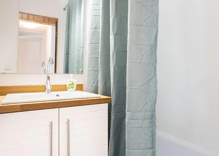 Chalet Con Jardin Y Barbacoa En El Centro De