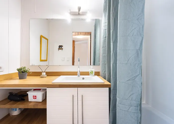 Con Jardin Y Barbacoa En El Centro De Chalet *